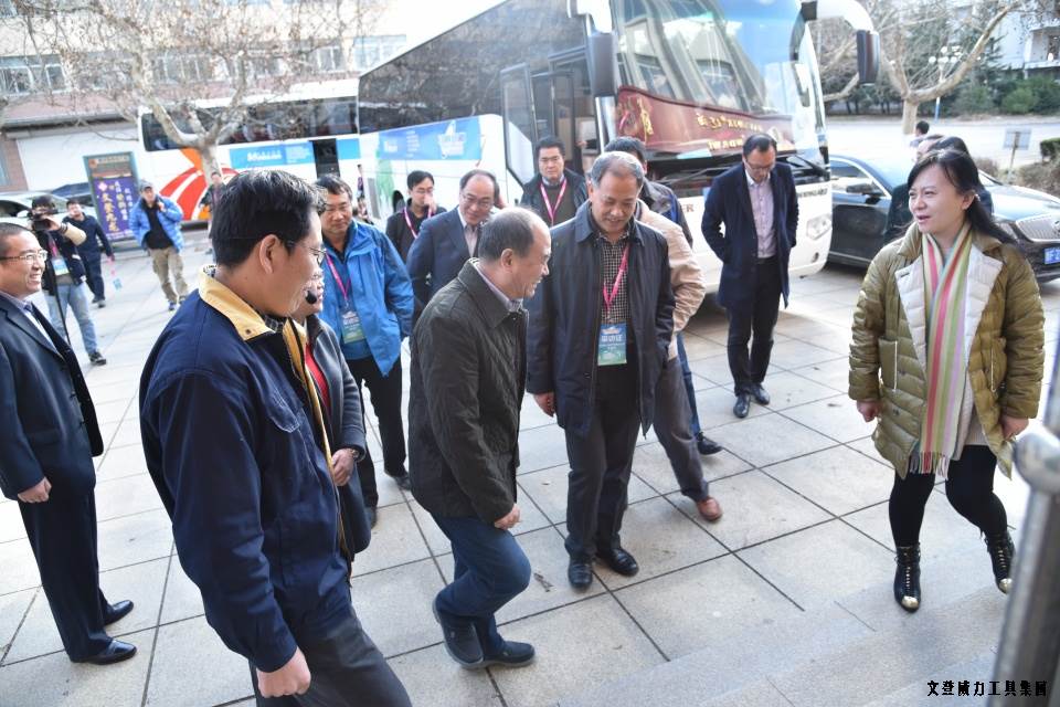 山东网记者采访团_01.JPG “工匠精神 山东制造”全媒体采访团莅临威力工具(图2)