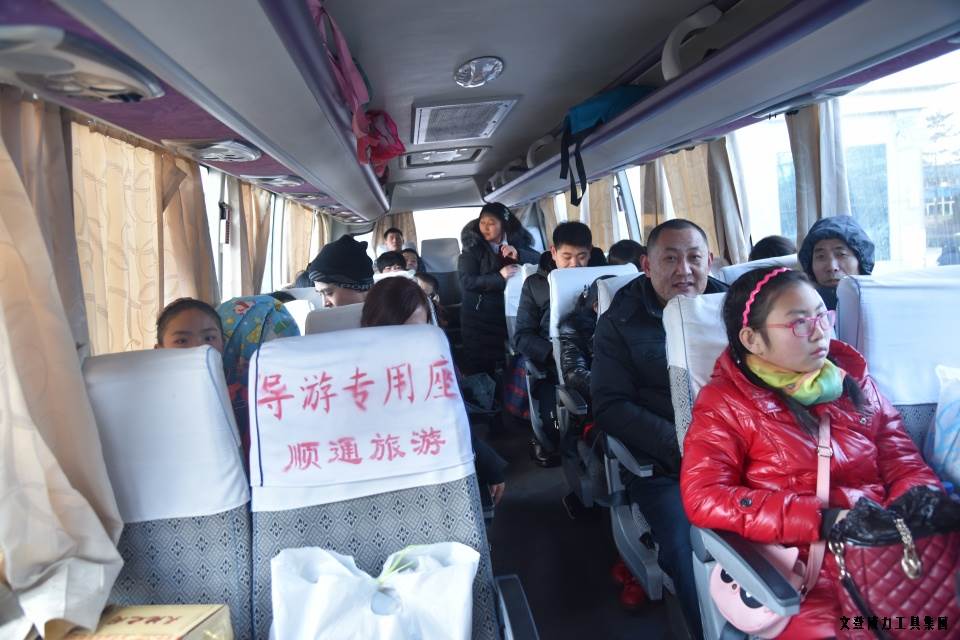 外地工回家_08.JPG 公司包车送职工 回家过年变轻松(图7)